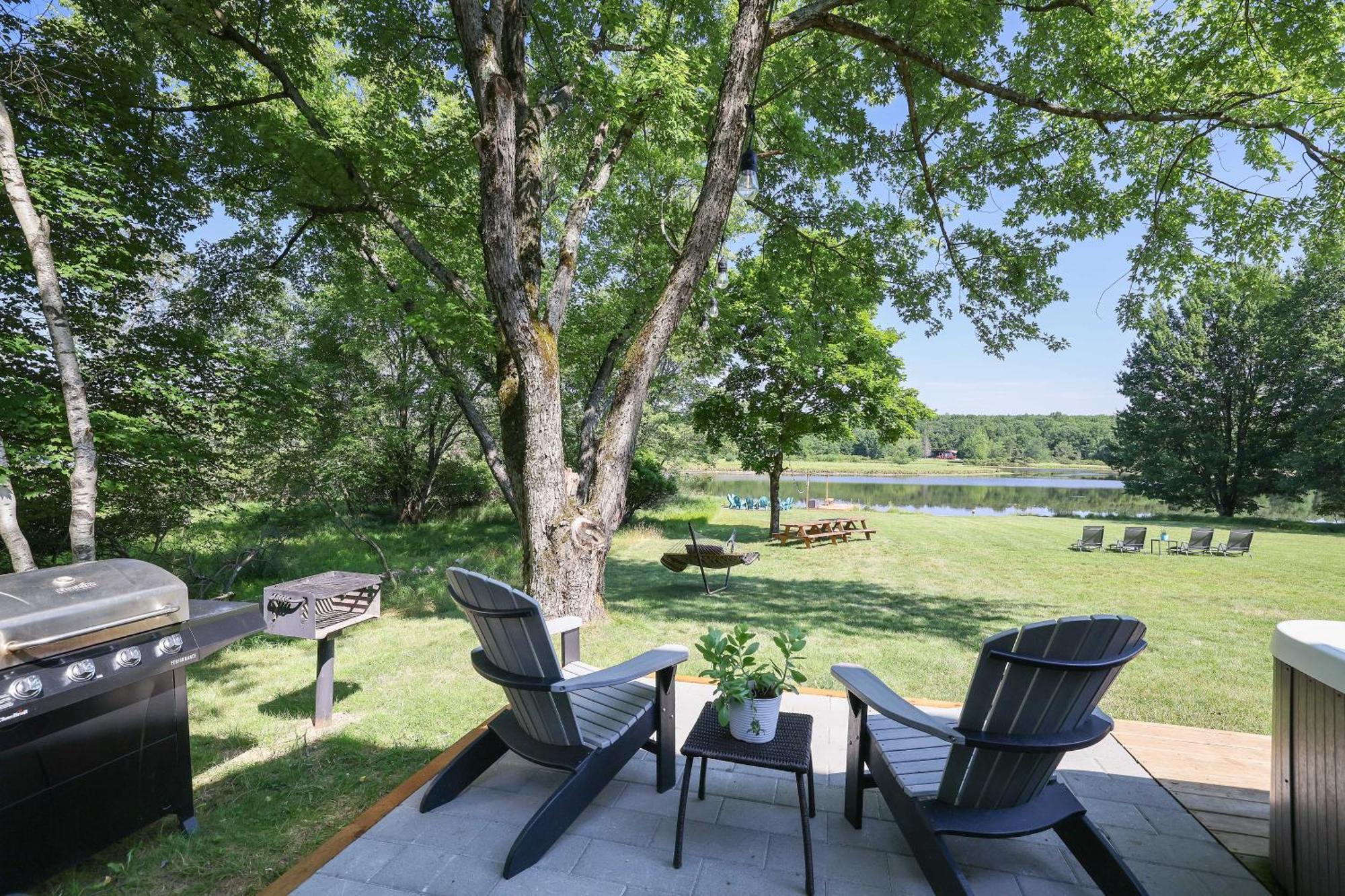 Poconos Brand New Lakefront Oasis 1 Acre, Hottub Gameroom Firepits Talk About Privacy Albrightsville 외부 사진