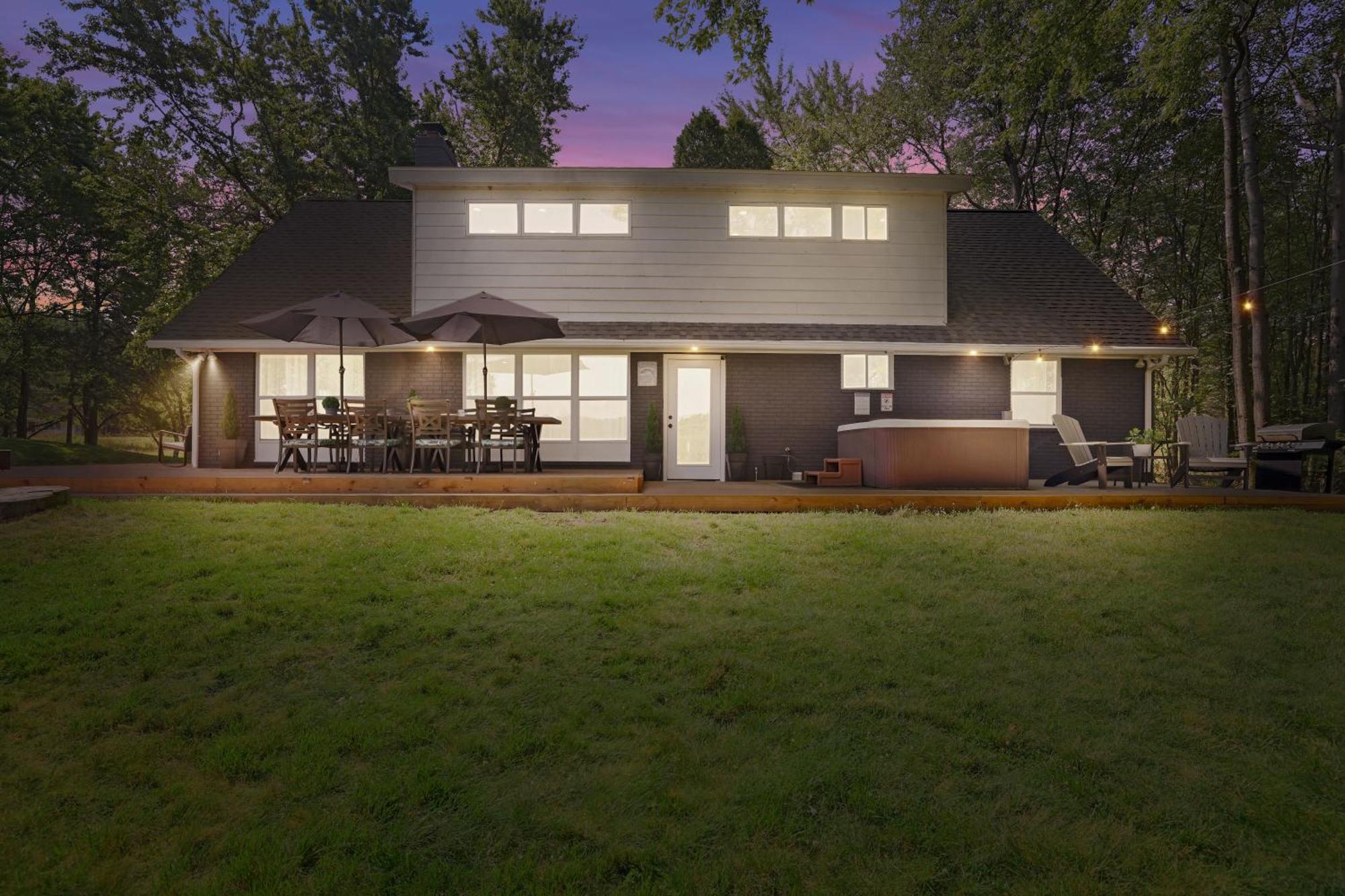 Poconos Brand New Lakefront Oasis 1 Acre, Hottub Gameroom Firepits Talk About Privacy Albrightsville 외부 사진
