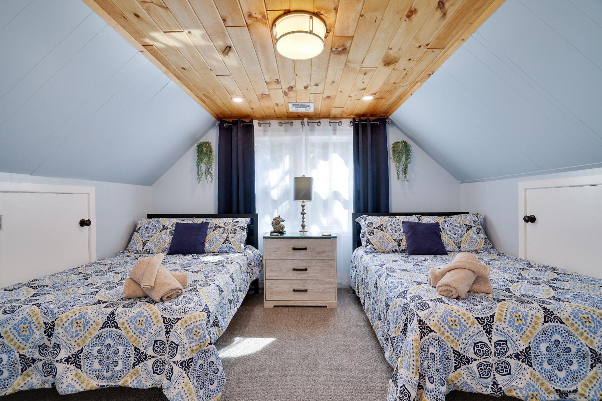 Poconos Brand New Lakefront Oasis 1 Acre, Hottub Gameroom Firepits Talk About Privacy Albrightsville 외부 사진