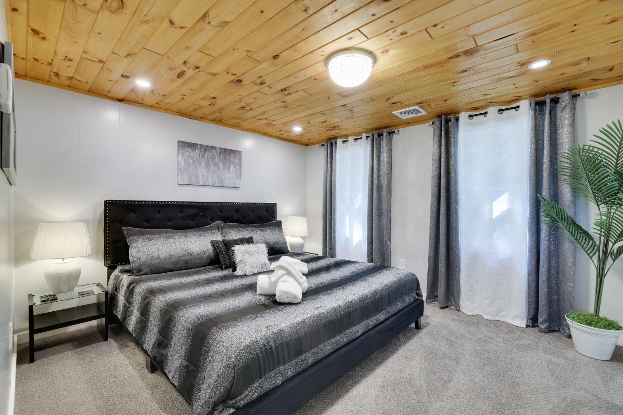 Poconos Brand New Lakefront Oasis 1 Acre, Hottub Gameroom Firepits Talk About Privacy Albrightsville 외부 사진