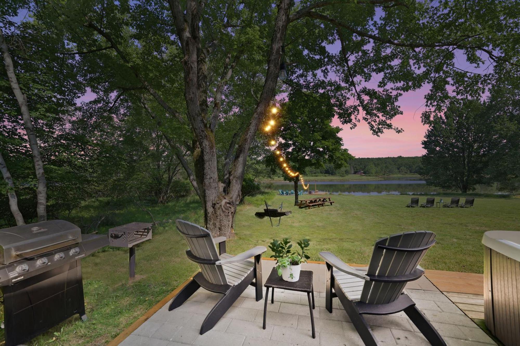Poconos Brand New Lakefront Oasis 1 Acre, Hottub Gameroom Firepits Talk About Privacy Albrightsville 외부 사진