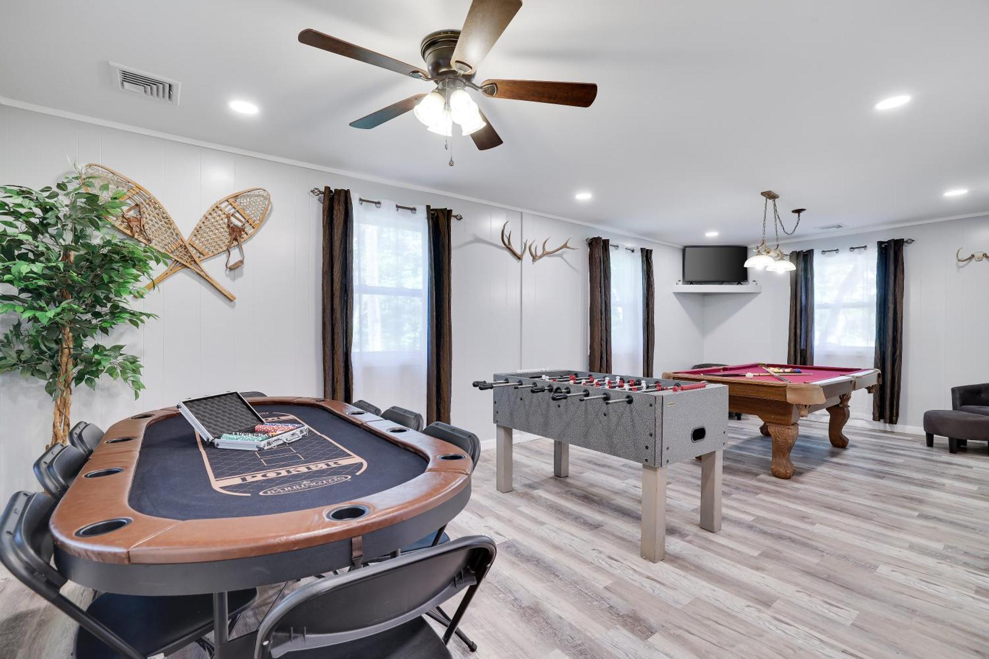Poconos Brand New Lakefront Oasis 1 Acre, Hottub Gameroom Firepits Talk About Privacy Albrightsville 외부 사진