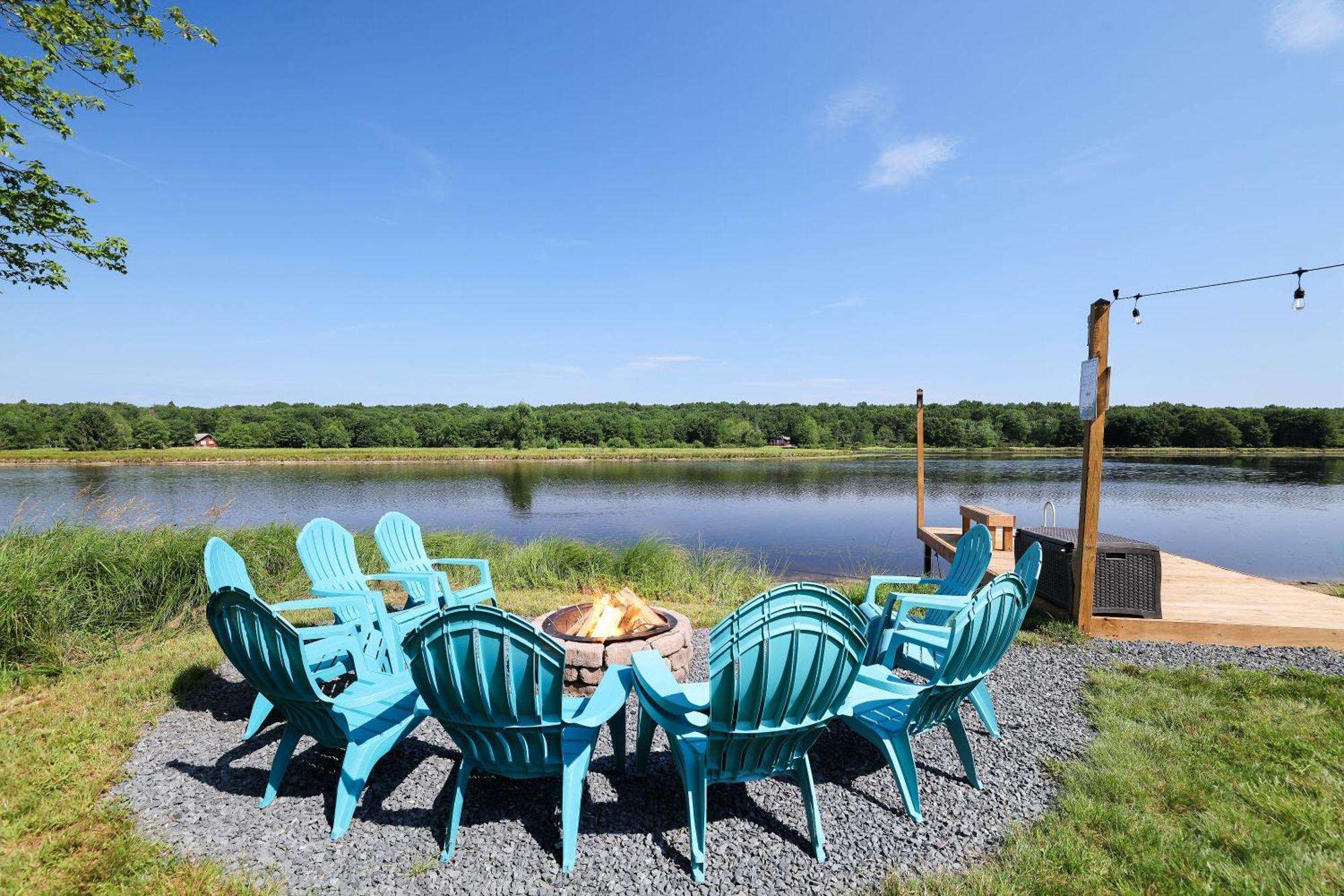 Poconos Brand New Lakefront Oasis 1 Acre, Hottub Gameroom Firepits Talk About Privacy Albrightsville 외부 사진