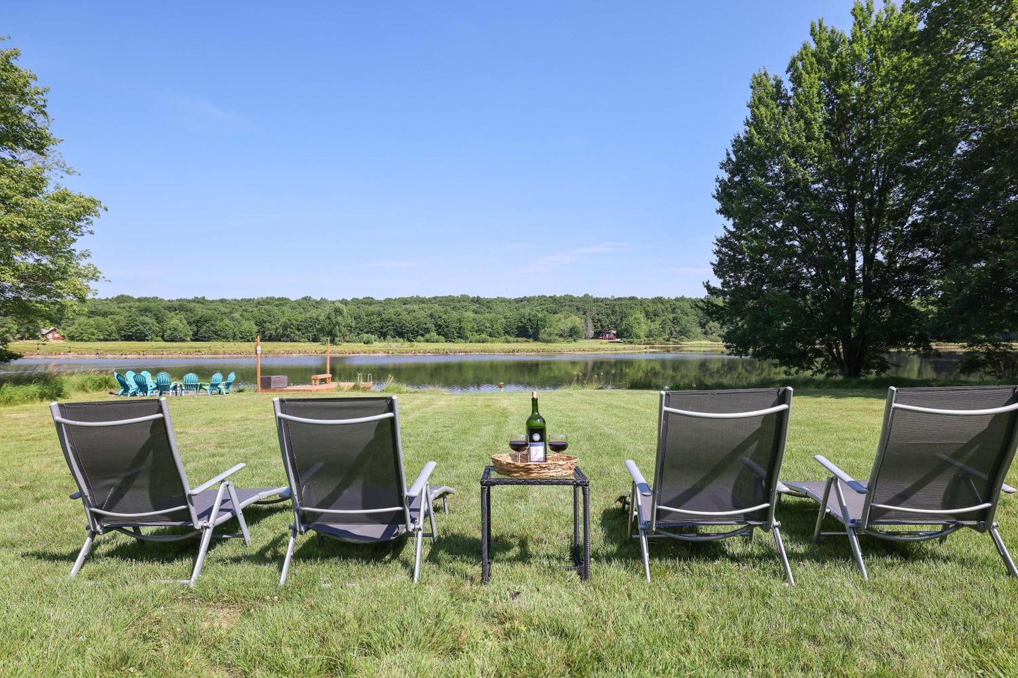 Poconos Brand New Lakefront Oasis 1 Acre, Hottub Gameroom Firepits Talk About Privacy Albrightsville 외부 사진